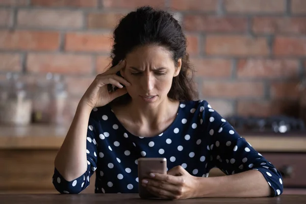 Mulher infeliz usar celular insatisfeito com problema gadget — Fotografia de Stock
