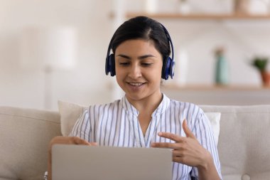 Hindu kadın çevirmen sanal olayı yorumlayan dizüstü bilgisayara bak