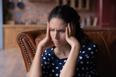 Mutsuz kadın evde olmadığı için kendini üzgün hissediyor.