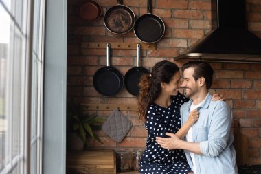 Mutlu çift kucaklaşması evde şefkatli aile hafta sonunun keyfini çıkarın.