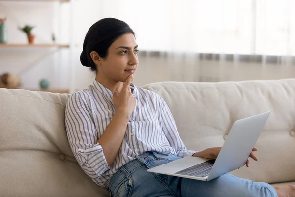 Indian kobieta wygląd bok laptop ekranu rozmyślać na wiadomość — Zdjęcie stockowe