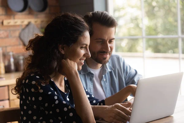 Happy couple utiliser ordinateur portable shopping en ligne sur gadget — Photo