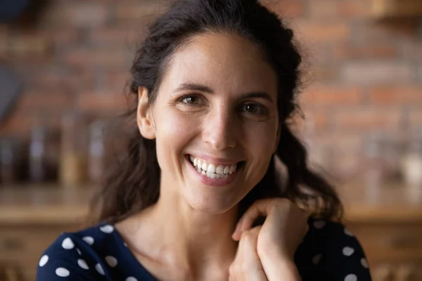 Retrato de cerca de una joven sonriente posando — Foto de Stock