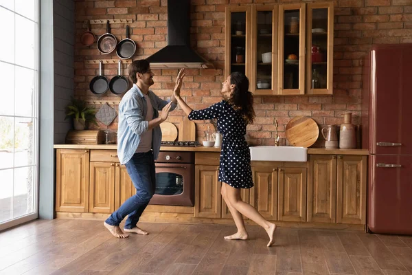 Gelukkig paar veel plezier dans samen in moderne keuken — Stockfoto