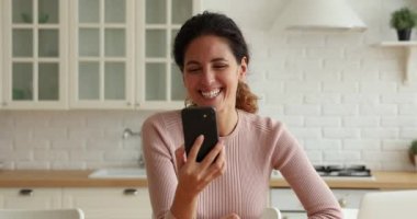 Güzel bir kadın çevrimiçi video görüşmesi başlatıyor.