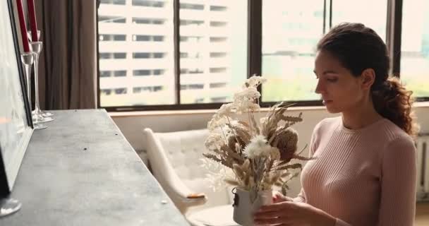 Happy young caucasian woman decorating living room. — Stock Video