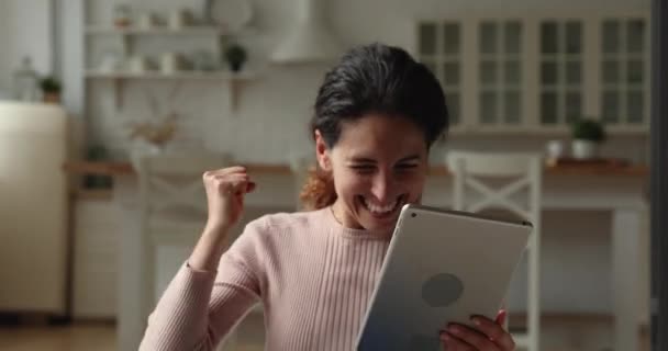 Alegre joven mujer caucásica celebrando la lotería en línea ganar. — Vídeos de Stock