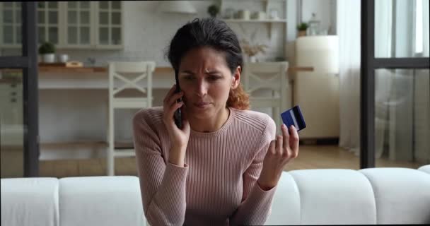 Stresszes, boldogtalan fiatal nő elégedetlen a banki szolgáltatással. — Stock videók