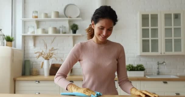 Glimlachende millennial mooie huisvrouw in rubber handschoenen schoonmaken appartement. — Stockvideo