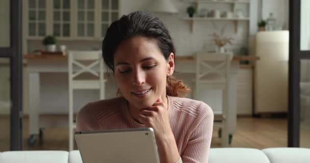 Усміхнена красива жінка за допомогою цифрового комп'ютера . — стокове відео