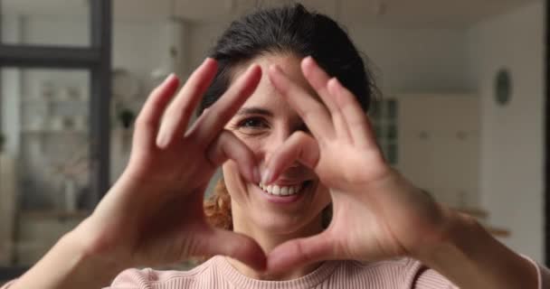 Felice gentile signora millenaria mostrando gesto d'amore, da vicino. — Video Stock