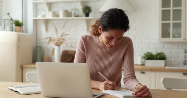 Ευτυχισμένη νεαρή γυναίκα σπουδάζει αμέσως σε online μαθήματα. — Αρχείο Βίντεο