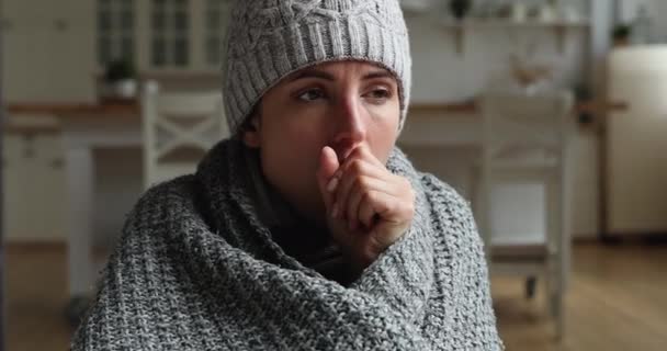 Ongezonde jonge vrouw in warme kleren rillen, zich onwel voelen. — Stockvideo