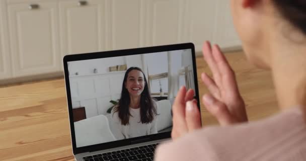 Młoda kobieta trzyma wideo rozmowy spotkanie z przyjacielem. — Wideo stockowe