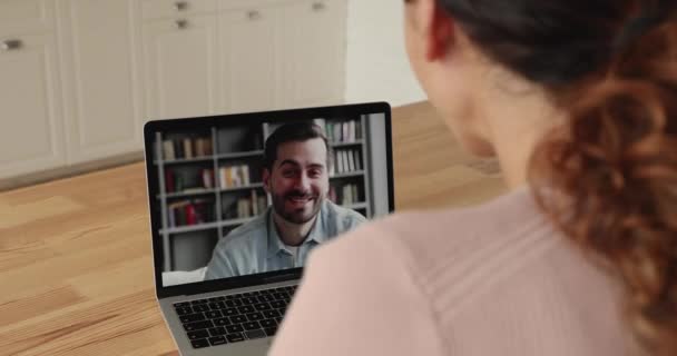 Jonge vrouw met video call met vriendje. — Stockvideo