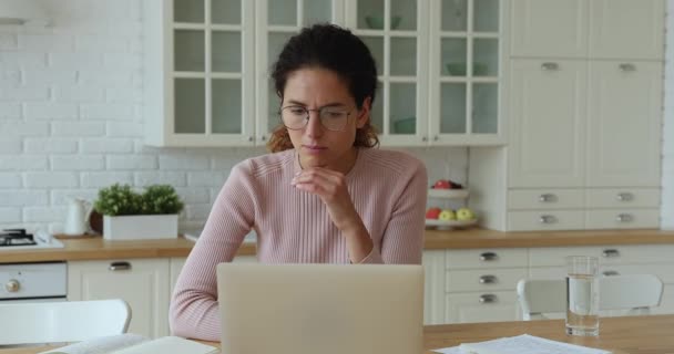 Mujer caucásica joven confusa leyendo malas noticias de correo electrónico en el ordenador. — Vídeos de Stock