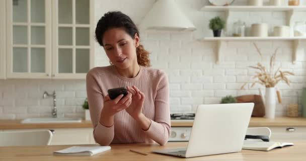 Distraído de la computadora trabajo feliz joven mujer contestar a la llamada de teléfono celular. — Vídeo de stock