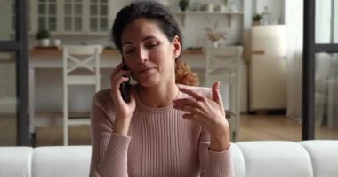 Gülümseyen güzel milenyum kadını cep telefonu sohbeti yapıyor..