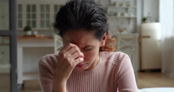 Malheureux jeune femme caucasienne souffrant de problèmes psychologiques personnels. — Video