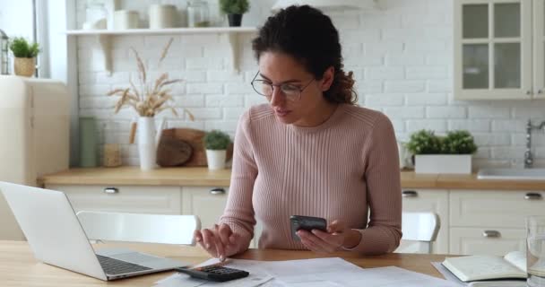 Mujer joven estresada sintiéndose nerviosa de errores financieros. — Vídeos de Stock