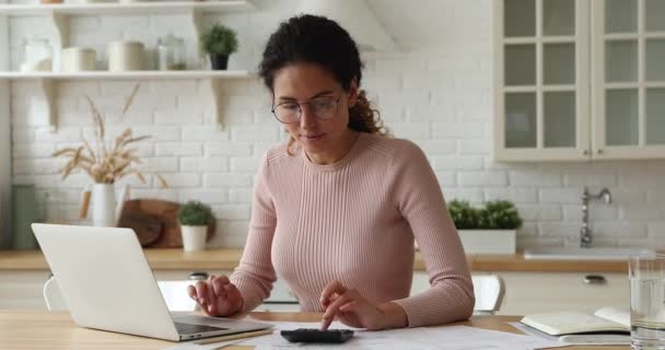 Feliz 30s joven mujer haciendo pago de servicios públicos en línea en el ordenador. — Vídeos de Stock