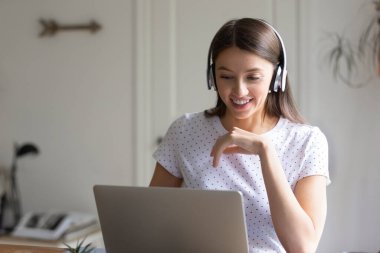 Dost canlısı genç bayan uzaktan çalışan uzman danışman müvekkil.