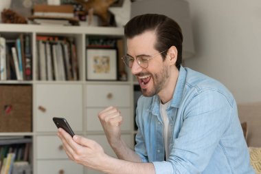 Gülen adam evet diye bağırıyor. Telefon ekranından güzel mesajlar okuyor.
