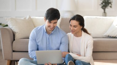 Evde dizüstü bilgisayar kullanan mutlu çifti kapatın.