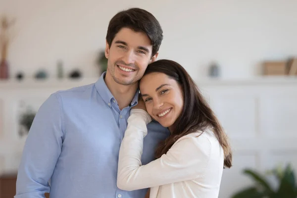 Foto de la cabeza retrato sonriendo hombre y mujer abrazando, de pie —  Fotos de Stock