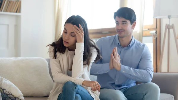 Marito chiedendo perdono, facendo pace con moglie offesa dopo litigio — Foto Stock