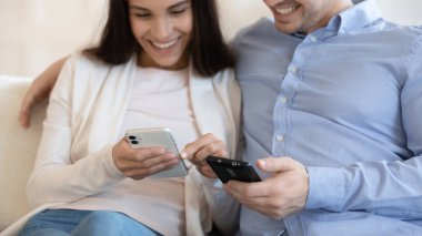 Gülümseyen kadın ve adamı kapat, telefonları kullan, haberleri paylaş
