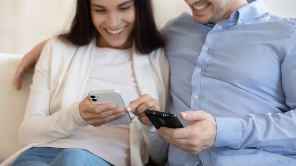 Κοντινό πλάνο χαμογελαστή γυναίκα και ο άνθρωπος χρησιμοποιώντας τηλέφωνα, ανταλλαγή ειδήσεων — Φωτογραφία Αρχείου