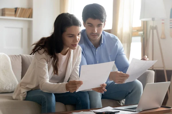 Close-up serieus jong stel lezen documenten, het berekenen van financiën — Stockfoto