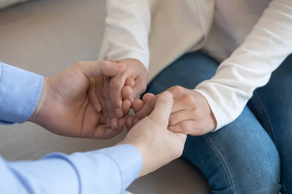 Acercamiento amoroso marido sosteniendo las manos de la esposa, apoyo y consuelo —  Fotos de Stock