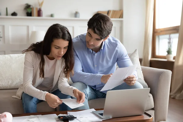 Gros plan jeune couple vérifier les documents financiers, à l'aide d'un ordinateur portable — Photo
