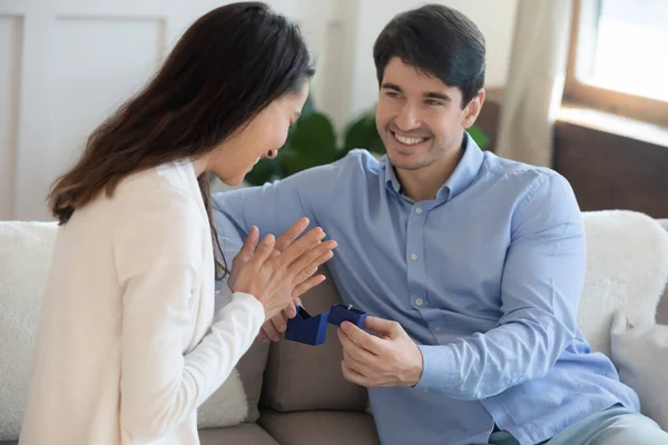 Fechar o homem apresentando caixa com anel de casamento para mulher — Fotografia de Stock