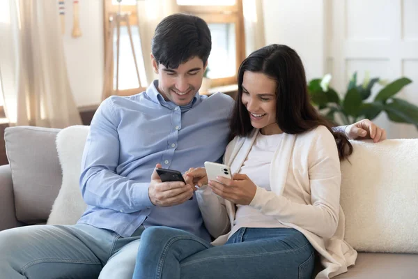 Χαμογελώντας γυναίκα και ο άνθρωπος χρησιμοποιώντας τηλέφωνα, ψώνια ή κουβέντα σε απευθείας σύνδεση — Φωτογραφία Αρχείου