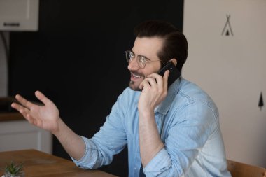 Genç adam evde kalıp arkadaşınla akıllı telefon sohbetinin tadını çıkarıyor.