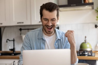 Aşırı neşeli genç erkek e-postayla mükemmel bir iş teklifi alıyor.