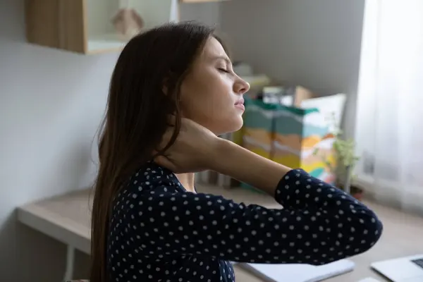 Mujer de negocios cansada masajeando el cuello sufriendo de dolor en los músculos de la espalda —  Fotos de Stock