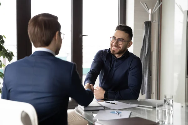 Rückspiegel-Kandidat schüttelt lächelnde arabische hr-Managerhand — Stockfoto