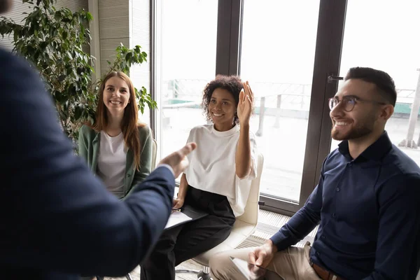 Sonriente mujer afroamericana haciendo pregunta a mentor en reunión — Foto de Stock