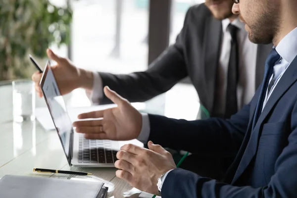 Avvicinare due colleghi che lavorano insieme al progetto, utilizzando laptop — Foto Stock