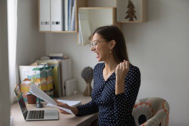 Üniversiteden aldığı sertifikayı okuyan mutlu bir bayan öğrenci.