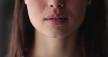 Kapatın mutlu genç bayanı mükemmel bir gülümsemeyi işaret ederek.