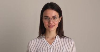 Kameraya bakarak gülümseyen, beyaz saçlı, güzel bir kadın..