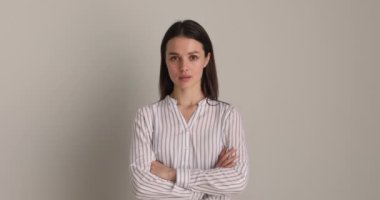 Gülümseyen milenyum jenerasyonu temsilcisi kameraya bakıyor.