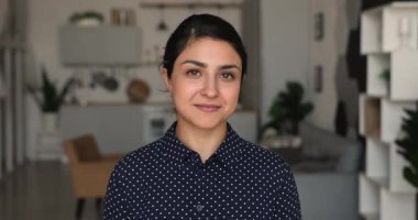 Kameranın anahtarlarını gösteren mutlu Hintli genç kadın..