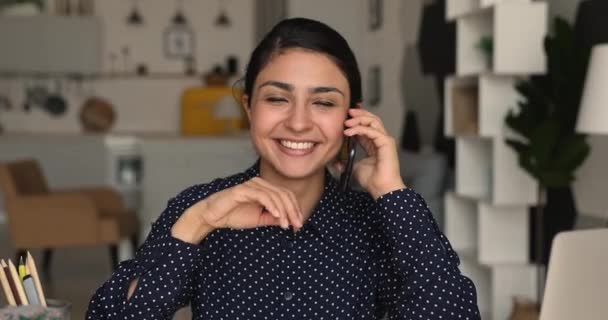 Sorridente giovane 25s indiana etnicità donna tenendo conversazione cellulare. — Video Stock