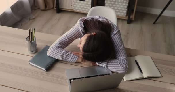 Utmattad ung affärskvinna somnar på bordet. — Stockvideo